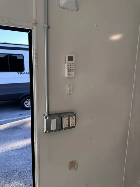 Control del aire acondicionado y tomacorrientes dentro del remolque cerrado