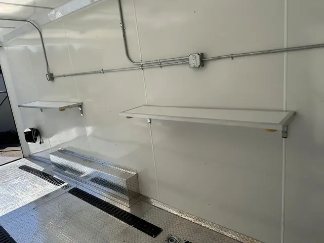 Repisa de aluminio y almacenamiento en la pared del remolque cerrado