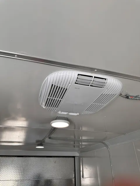 Aire acondicionado de techo y luz LED dentro del remolque cerrado