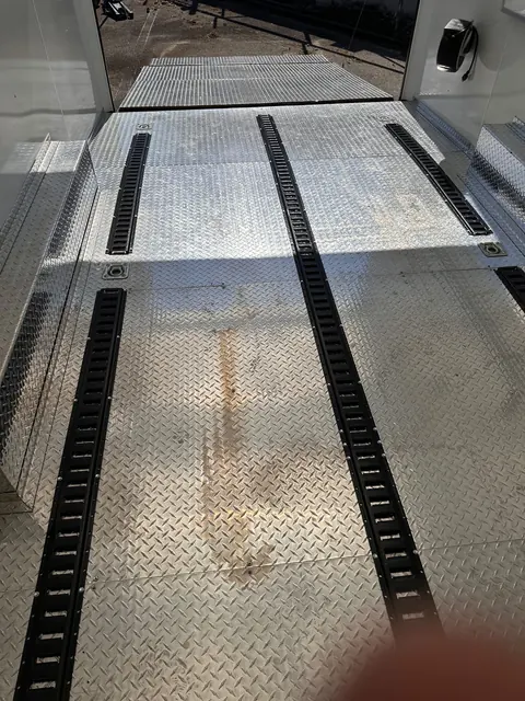 Riel de amarre e-track en el piso del remolque cerrado