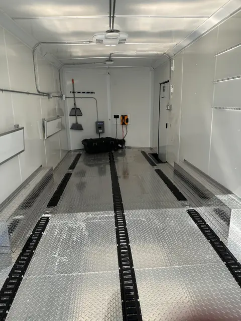Interior de vinil blanco con tres líneas de anclajes