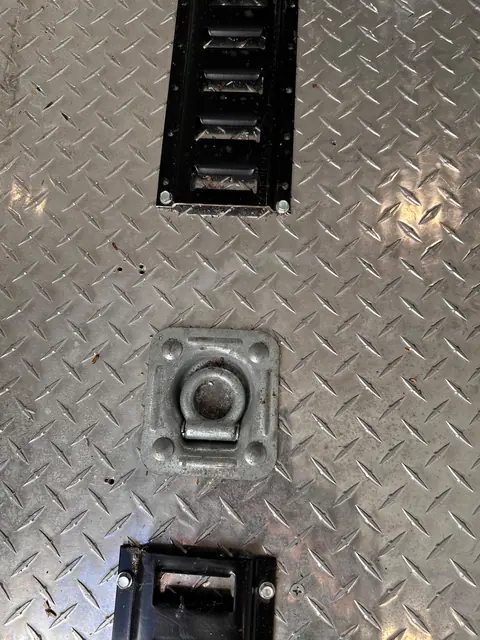 Anclaje D-ring empotrado en el piso del remolque cerrado
