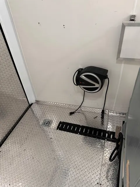 Carrete retráctil de cable dentro del remolque cerrado
