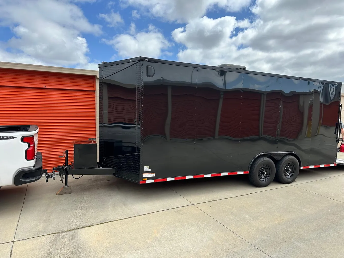 Remolque cerrado negro 8.5x20 para autos en alquiler en Miami, FL