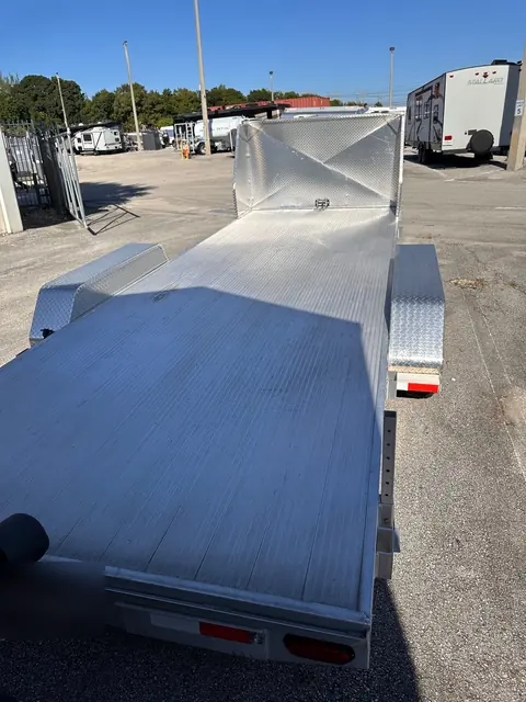 Plataforma de aluminio y parte trasera del remolque abierto
