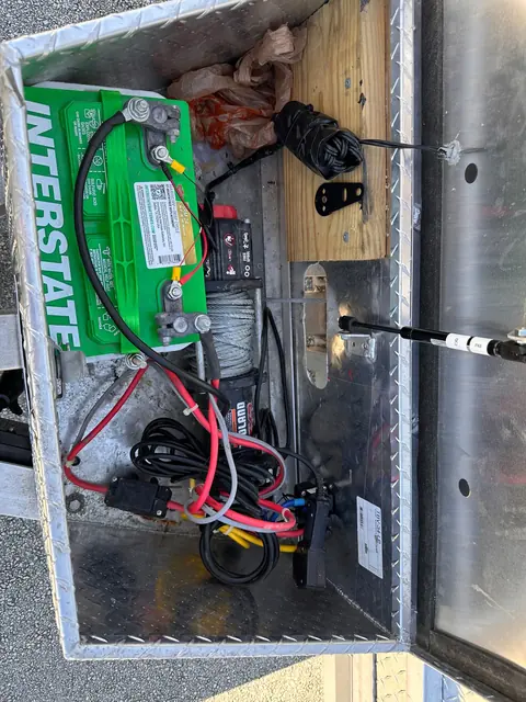 Batería y cableado del winche del remolque abierto